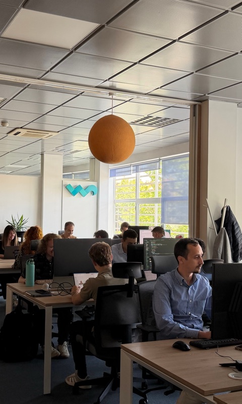 Equipo revisando documentación en una reunión de trabajo